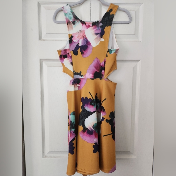 Soprano Dress - Picture 5 of 9